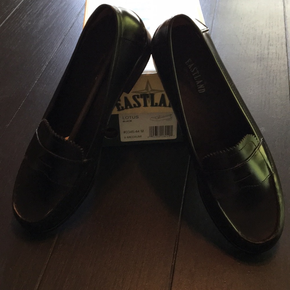 SALE❤️$35 Eastland Black Lotus Penny Loafers 9 NEW